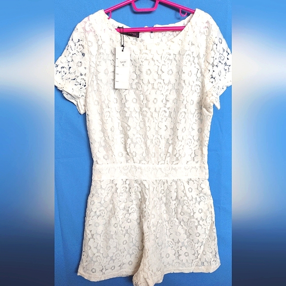 Women's lace romper with back zipper